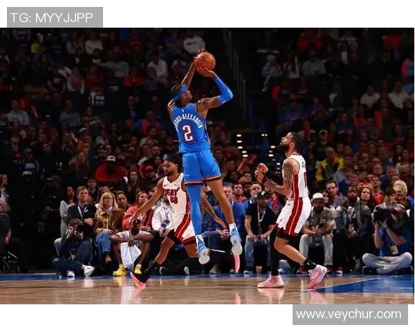 亚历山大精准助攻威廉姆斯三分球如虹直射篮筐